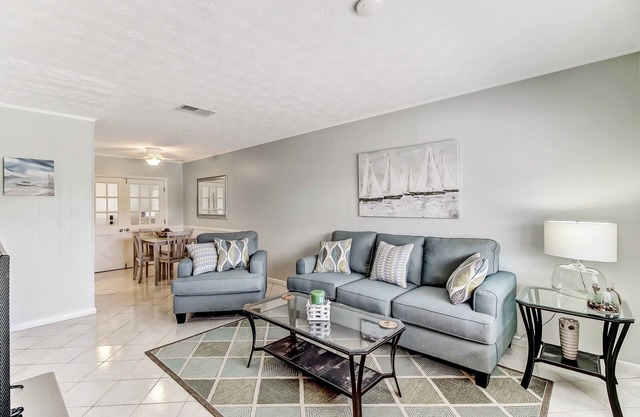 ¡NUEVO LISTADO! EXCELENTES TARIFAS Y UBICACIÓN - ¡Townhome de 2 habitaciones, a 2 millas del centro de la ciudad!