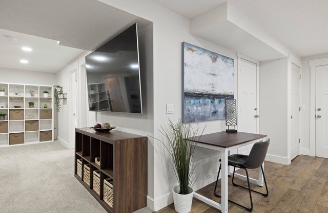 *CLEAN* Private, luxurious, modern family home