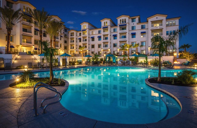 Prístino condominio de lujo con piscina climatizada y vistas!