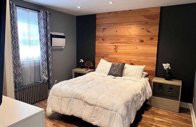 Private 1 room and bathroom access to pool table,Netflix,outdoors hot-tub,gazebo