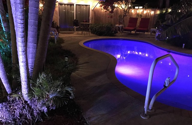 Casa junto a la piscina en un jardín tropical - a pie de agua!