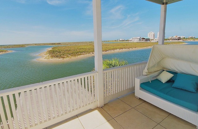 Baño privado de 3 habitaciones y 4 baños frente a la bahía con piscina y muelle ~ Alquiler de lujo ~