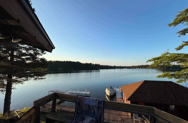 Round Lake Hayward WI - 6 Bedroom 2.5 Bathroom Lodge - 500+Feet Lakeshore Estate
