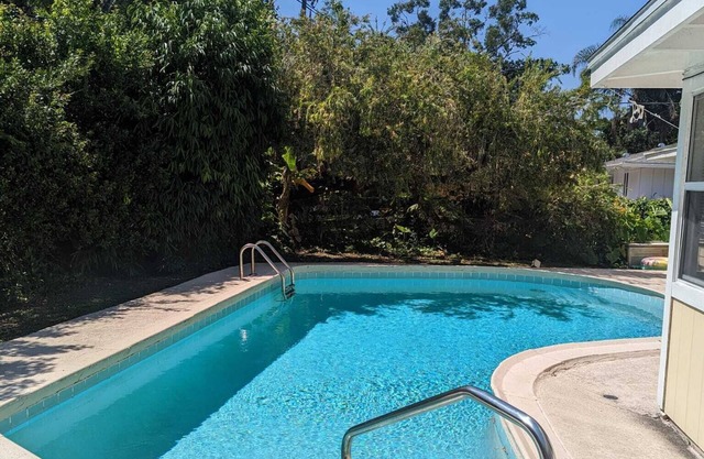 Private backyard pool oasis..15 min to ocean!