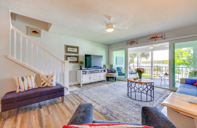 Private Balcony w/ Water Views: Welaka Condo!