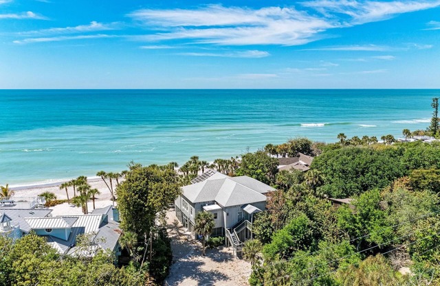 Private Beach and Incredible Sunsets-Exquisite Home