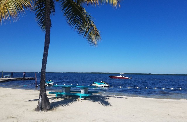Playa privada y pies salados.