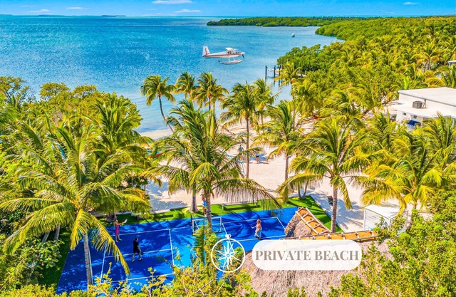 PRIVATE BEACH, Pickleball Court and Tiki Bar/ Heated Pool / Designated Paradise Key