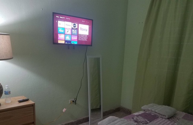 Habitación privada # 1 en Floral Park, San Juan, Puerto Rico con A / C, Wi-fi