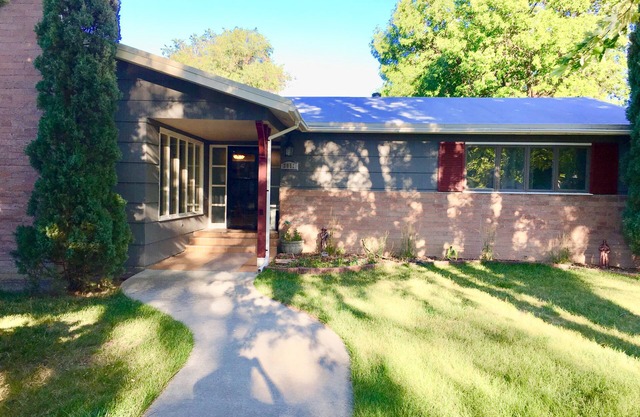 Dormitorio privado con el rey de California muy cómodo