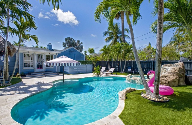 Private Boutique Bungalow Resort/KING Beds/Heated Salt Water Pool/Tiki/BBQ