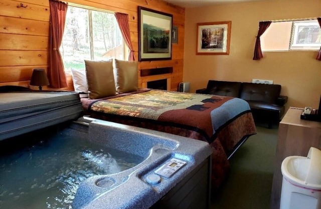 Cabin 4 – Bear Claw Cabin - Indoor Jacuzzi, Fireplace, Kitchenette, Porch Swing