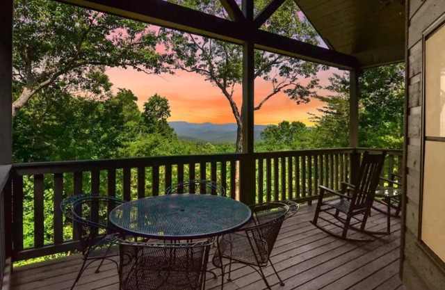 Private Cabin, Mtn view, hot tub, game room, fire pit