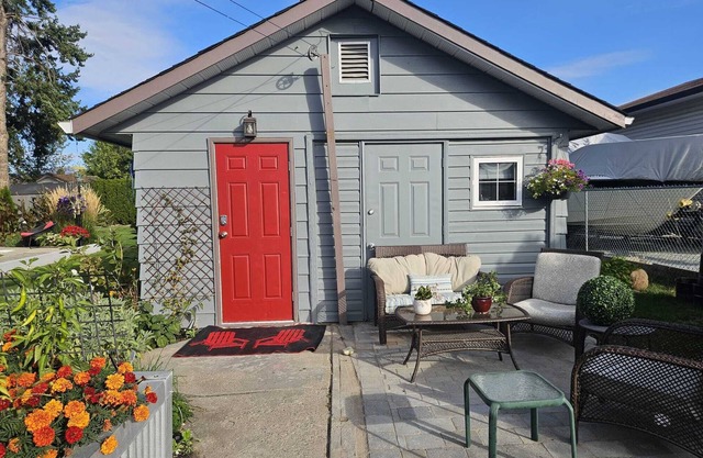 Private carriage house w/ Hot tub &Pool