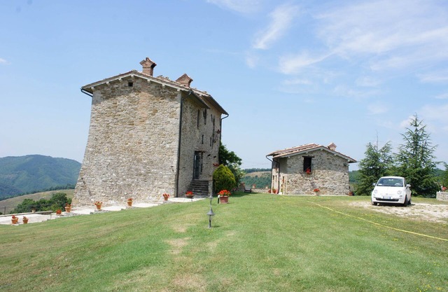Castillo privado y villa de vacaciones en Gubbio Umbria, capacidad para 8+, jacuzzi y jardines