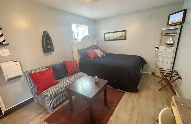 Efficiency Unit 1 Mile from Airport and Next to Grocery Store