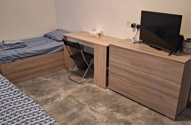 Habitación privada y acogedora en un moderno ático suburbano