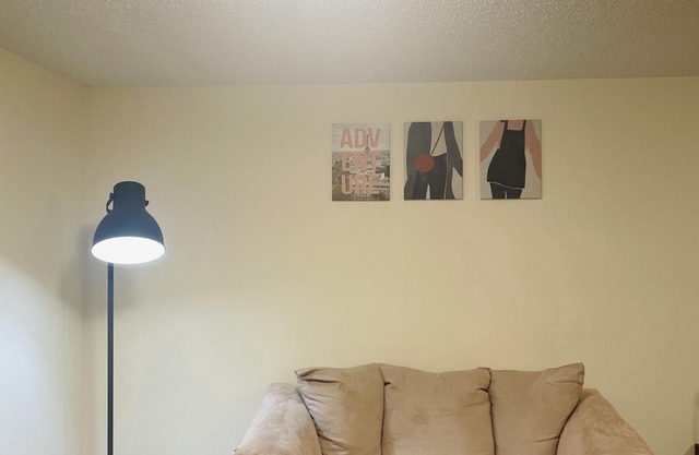 Private cozy basement suite near airport