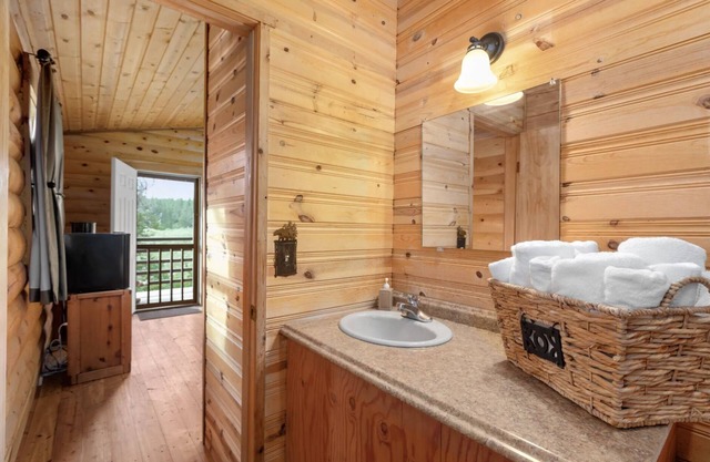 Private, Cozy cabin overlooking Glacier Park w/ top rated restaurant on site