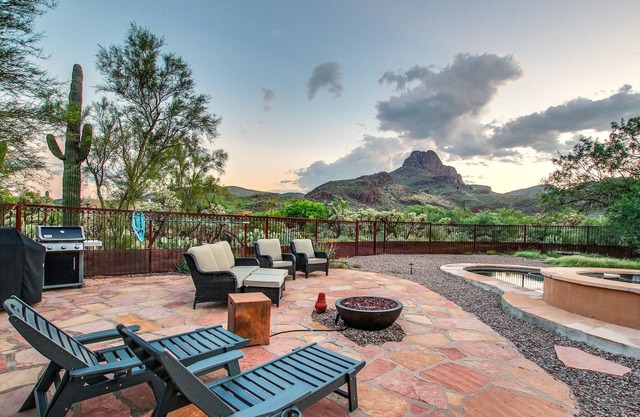 Private Desert Retreat w/Mt Views- La Cholla Vista