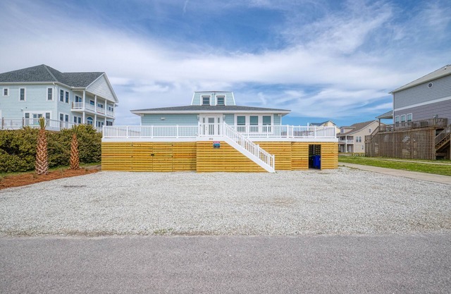 Private dock,ramp,hot tub. Steps to beach access! Pet friendly.