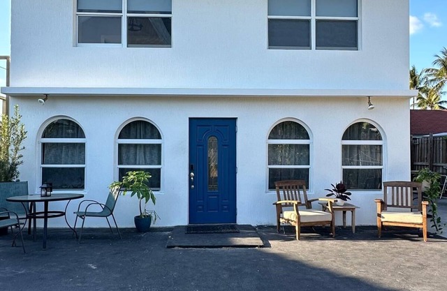Casa dúplex privada, ubicada en el centro, con transporte a MIA incluido y autos para la renta