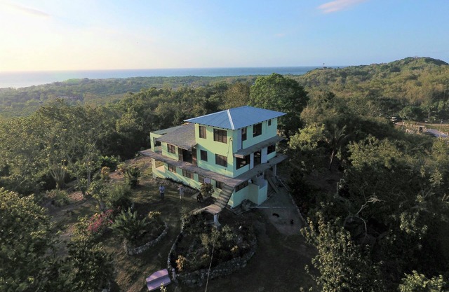 Villa privada en la selva en la cima de una colina