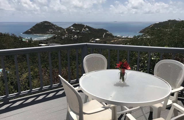 Hermosas vistas al agua, entorno privado a un precio asequible