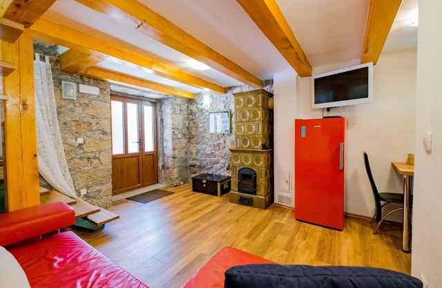 Casa propia con jardín, piscina pequeña, aire acondicionado, estacionamiento y mucho más.