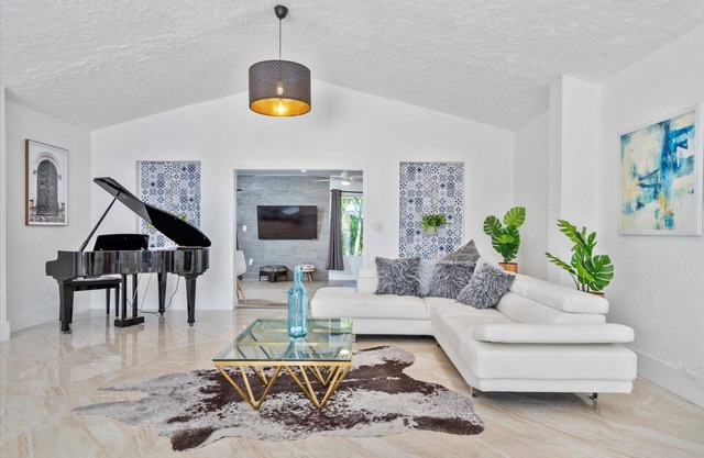 Private lake house +huge yard in Aventura