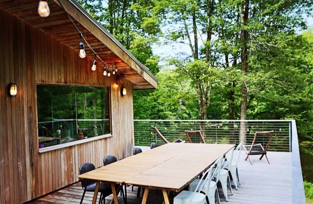Casa de estilo de mediados de siglo en un lago privado