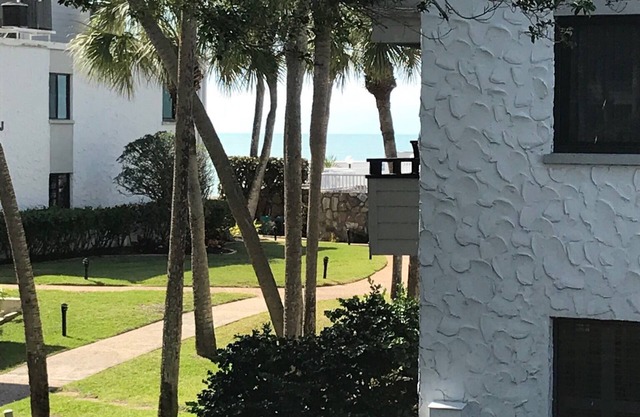 Lanai privado con vistas al hermoso jardín a solo 100 pies de la piscina, la terraza y la playa