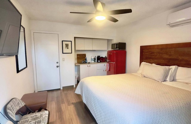 Red Fridge Hideaway Private & Comfortable Studio!