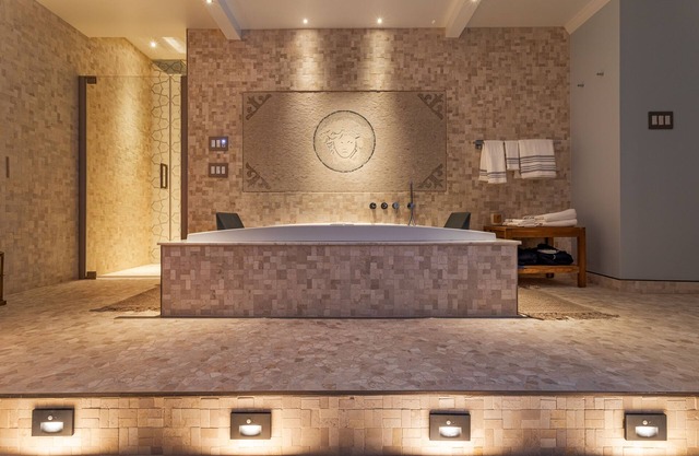 Luxurious Pool & Spa getaway... Prime Location in Boynton Beach!
