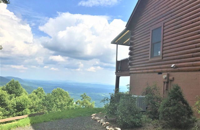 Privada superior de la montaña Cabina en Blue Ridge Parkway; Vista increíble de 7 ciudades NC / VA
