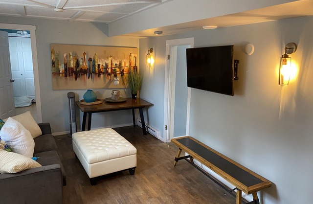 Private nature retreat, pet friendly and excellent location!