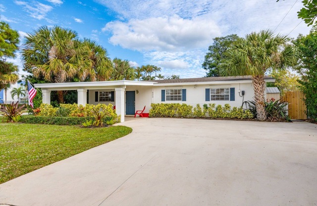 Private Oasis🌴 Heated Pool Near Beach Pet Friendly