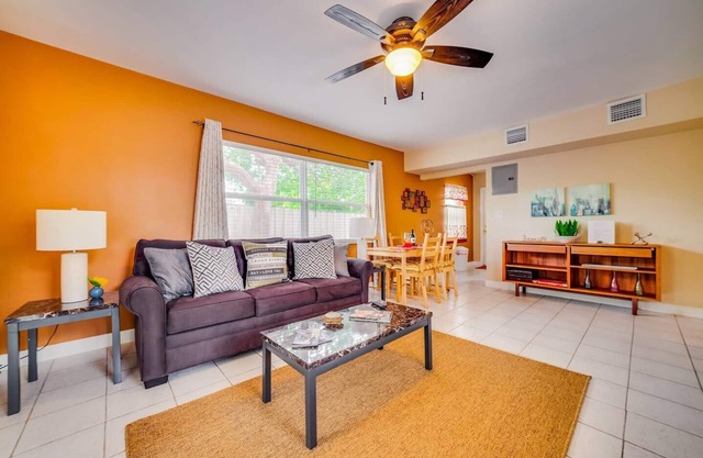 # 1: 1BR soleado y tranquilo con patio privado. Cocina equipada para cocinar.