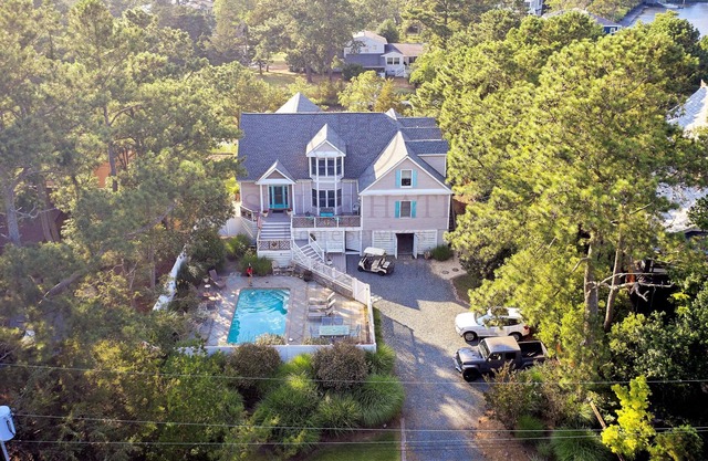 Private Pool & Beach, Dock, Tennis & Sleeps 15! 17 Harbor Rd, North Shores