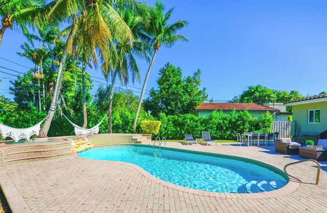 Charming House with Private Pool @Coral Gable