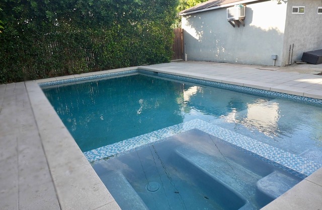 Private Pool + Parking, Many LA Attractions a Fifteen Minute Drive!