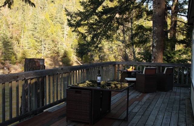 Casa privada frente al río con terraza en el hermoso río Smith - Costa norte, Ca