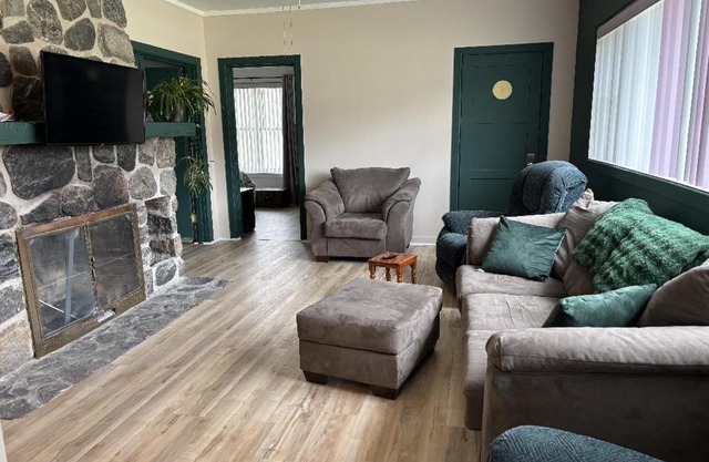 Private Room 2 In A Spacious 5-bedroom Home