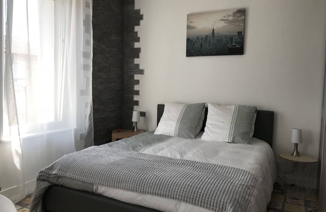 Habitación privada en una casa de huéspedes en el lado de la calle.