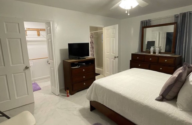 Private room Private Bath No Cleaning fee