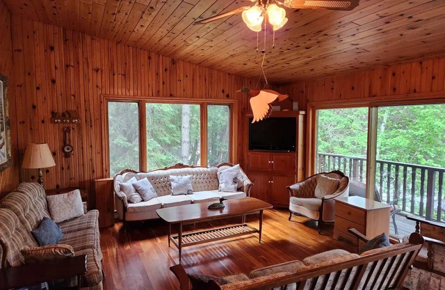 Private Rustic Lodge w/ Lakefront Views