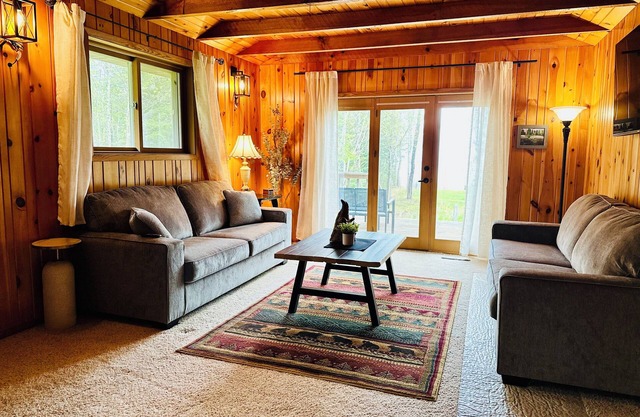 Private & Spacious Lake Superior Lakefront Stay W/ Stunning Views