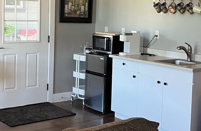 Private Studio in Beautiful Mendocino County. Vineyard Views, near Wineries/Lake