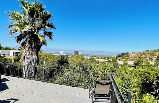 Private StudioStyle Big Estate Oasis City Mountain Views Pool HugeDeck WomenOnly