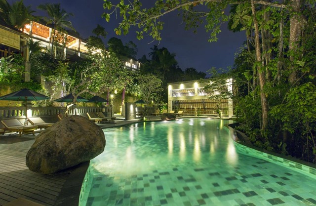 Suite privada en Ubud, capacidad para 2 personas, rodeada de exuberante vegetación